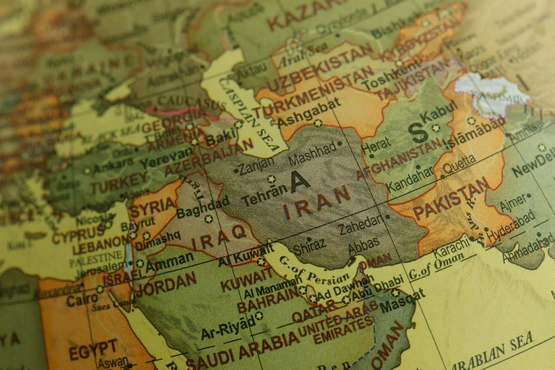 Close-up political map of the Middle East showing the UAE alongside Iran, Iraq, Saudi Arabia and surrounding states, illustrating the regional geographic context in which a neighboring but uninvolved hub absorbs conflict transmission